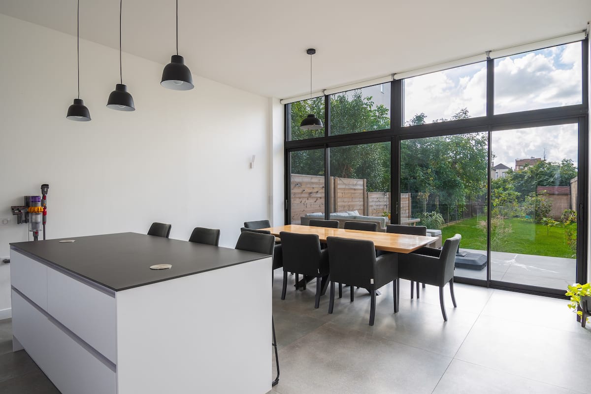 Cuisine ouverte et salle à manger sur le jardin